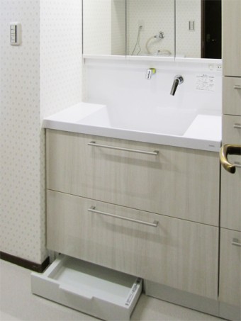 トールキャビネットや体重計収納で洗面室がスッキリ